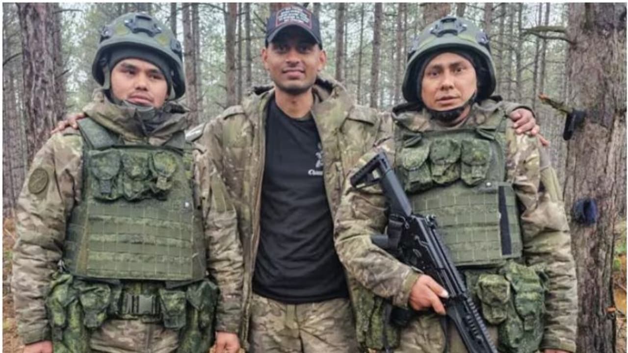 അവസാനമായി ഒരു നോക്ക് കാണാൻ; മകന്റെ ചേതനയറ്റ ശരീരം വാങ്ങാൻ ഹാമിലിയുടെ അച്ഛൻ, മോസ്കോയിലേക്ക് തിരിച്ചു അവസാനമായി ഒരു നോക്ക് കാണാൻ; മകന്റെ ചേതനയറ്റ ശരീരം വാങ്ങാൻ ഹാമിലിയുടെ അച്ഛൻ, മോസ്കോയിലേക്ക് തിരിച്ചു