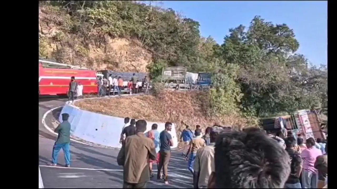 திம்பம் மலைப்பாதையில் பாரம் தாங்காமல் கார் மீது கவிழ்ந்த கரும்பு லாரி; 3 பேர் உடல் நசுங்கி பலி