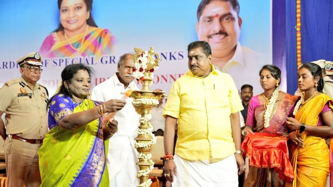 போலீஸ்னா தொப்பி இருக்கலாம், தொப்பை இருக்கக் கூடாது; சினிமா வசனம் பேசி தமிழிசை கண்டிப்பு போலீஸ்னா தொப்பி இருக்கலாம், தொப்பை இருக்கக் கூடாது; சினிமா வசனம் பேசி தமிழிசை கண்டிப்பு