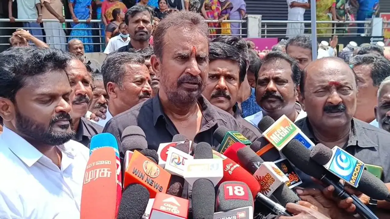 காவல்துறையின் கைகள் கட்டப்பட்டுள்ளன; காவலர்கள் சுயமாக இயங்க வேண்டும் எஸ்.பி.வேலுமணி