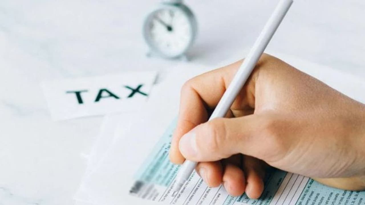 வருமான வரி கட்டுபவரா நீங்கள்.. மார்ச் 15 தான் கடைசி தேதி.. மீறினால் அபராதம் விதிக்கப்படும்..!