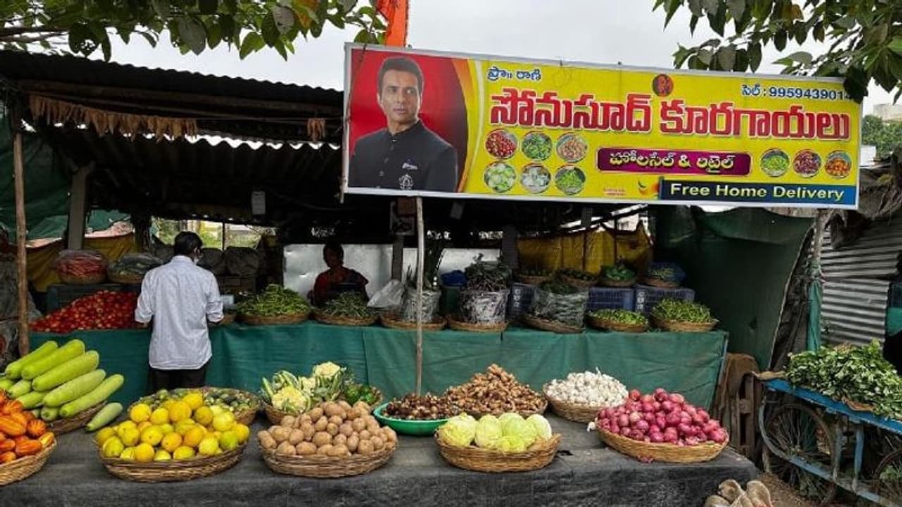 ఖమ్మంలో సోనూసూద్ కూరగాయల దుకాణం, రియల్ హీరో ఏమన్నాడంటే..? ఖమ్మంలో సోనూసూద్ కూరగాయల దుకాణం, రియల్ హీరో ఏమన్నాడంటే..?
