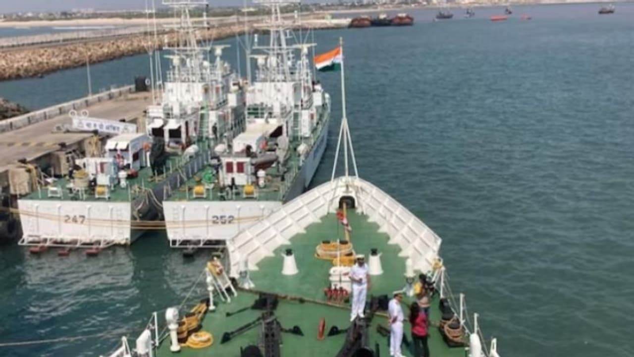 ഗുജറാത്തില് വീണ്ടും വൻ ലഹരിവേട്ട; പിടിച്ചത് 450 കോടിയുടെ ലഹരി, 6 പാക് പൗരന്മാര് അറസ്റ്റില് ഗുജറാത്തില് വീണ്ടും വൻ ലഹരിവേട്ട; പിടിച്ചത് 450 കോടിയുടെ ലഹരി, 6 പാക് പൗരന്മാര് അറസ്റ്റില്