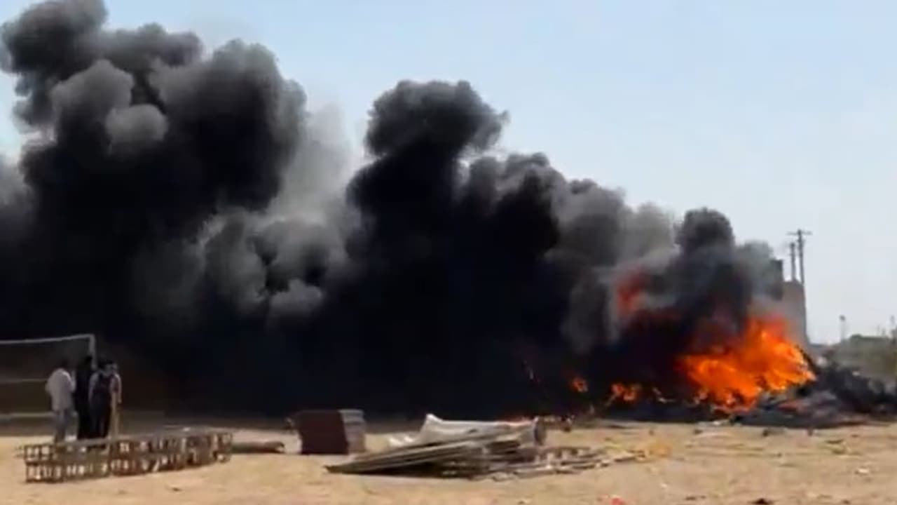 కుప్పకూలిన తేజస్ ఫైటర్ జెట్.. సురక్షితంగా బయటపడ్డ పైలట్ కుప్పకూలిన తేజస్ ఫైటర్ జెట్.. సురక్షితంగా బయటపడ్డ పైలట్