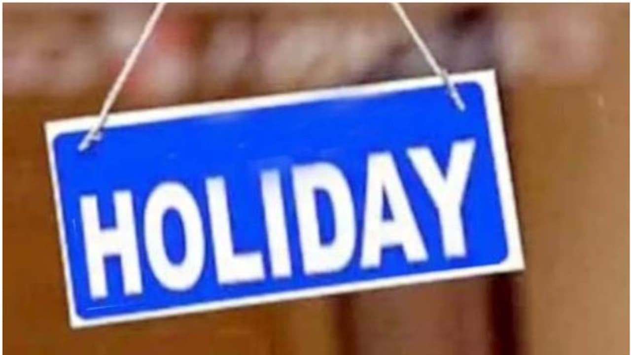 നാളെ പൊതു അവധി; വേതനം നിഷേധിക്കുകയോ കുറവു വരുത്തുകയോ ചെയ്യുവാന്‍ പാടില്ലെന്ന് കർശന നിർ‌ദേശം