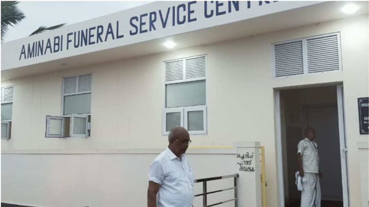 ആമിനബിയുടെ ഓര്മകളിൽ ആലിക്കോയ; ഒന്നാം ചരമവാർഷികത്തിൽ സ്മാരകമായി നിർമിച്ചത് ഫ്യൂണറൽ സർവീസ് സെന്റർ ആമിനബിയുടെ ഓര്മകളിൽ ആലിക്കോയ; ഒന്നാം ചരമവാർഷികത്തിൽ സ്മാരകമായി നിർമിച്ചത് ഫ്യൂണറൽ സർവീസ് സെന്റർ