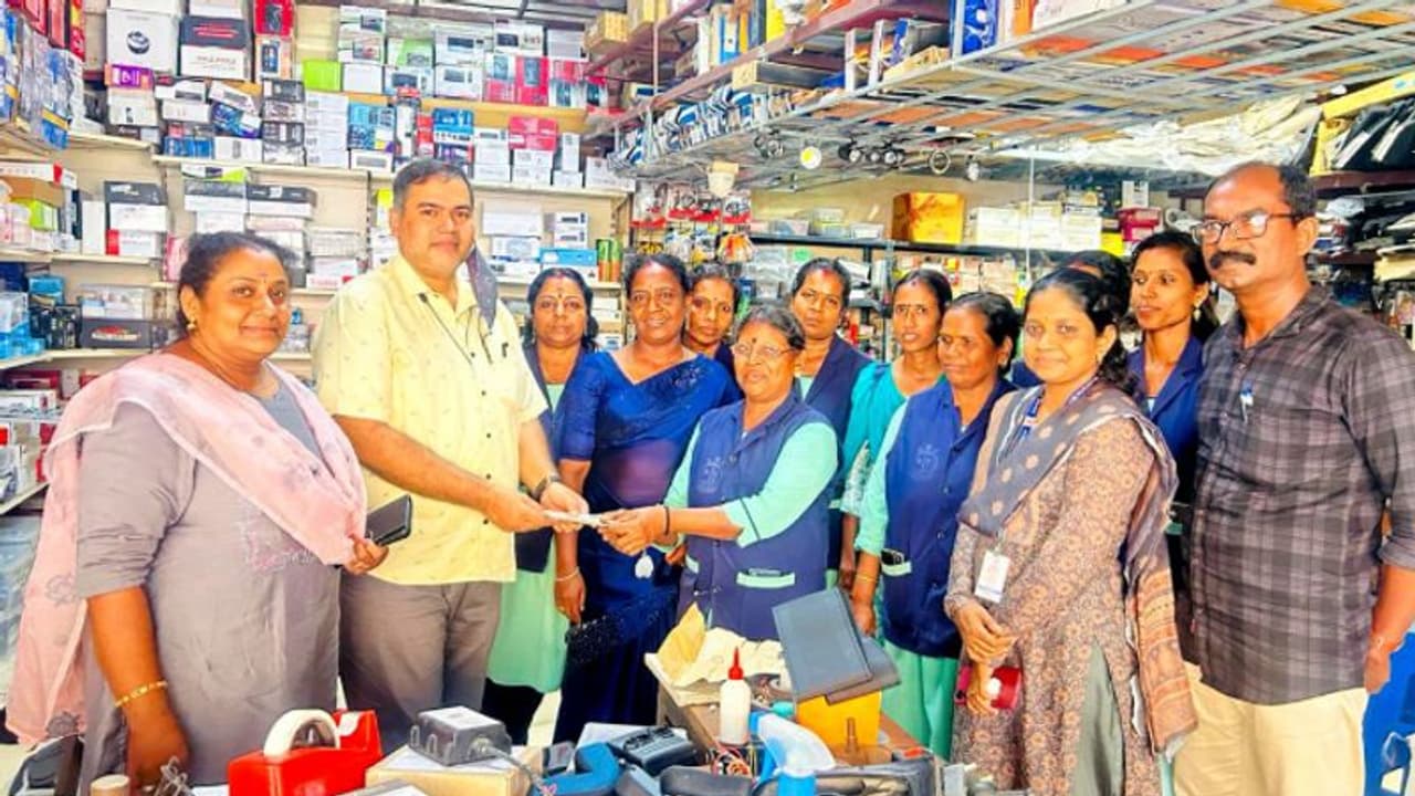 മാലിന്യങ്ങൾക്കൊപ്പം കിടന്ന ചാക്കിൽ പതിനായിരം രൂപ; കിട്ടിയത് ഹരിത കര്മ്മസേന അംഗത്തിന്, ഉടൻ ചെയ്തത് ഇക്കാര്യം മാലിന്യങ്ങൾക്കൊപ്പം കിടന്ന ചാക്കിൽ പതിനായിരം രൂപ; കിട്ടിയത് ഹരിത കര്മ്മസേന അംഗത്തിന്, ഉടൻ ചെയ്തത് ഇക്കാര്യം