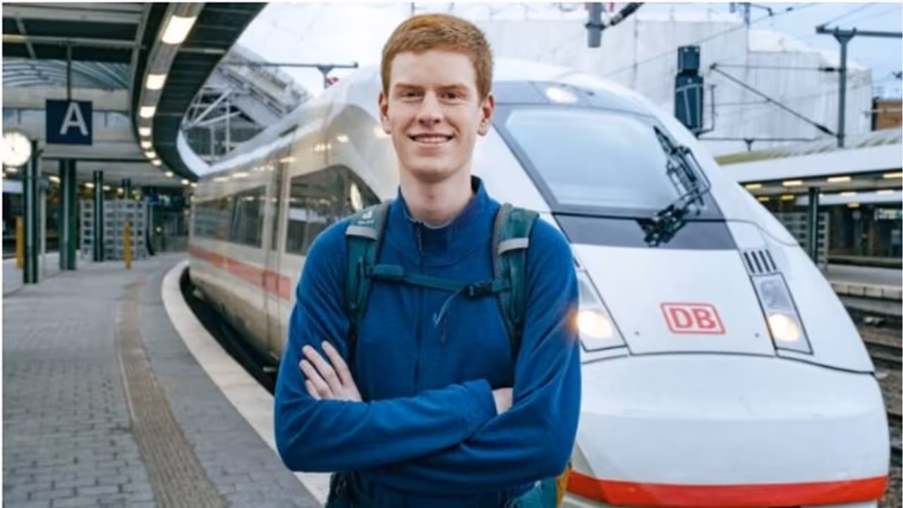 വീടില്ല, 18 മാസമായി ഓടുന്ന ട്രെയിൻ സ്വന്തം വീടാക്കി 17കാരൻ, ചെലവ് അഞ്ച് ലക്ഷം, സമരം വന്നതോടെ പെരുവഴിയില്‍