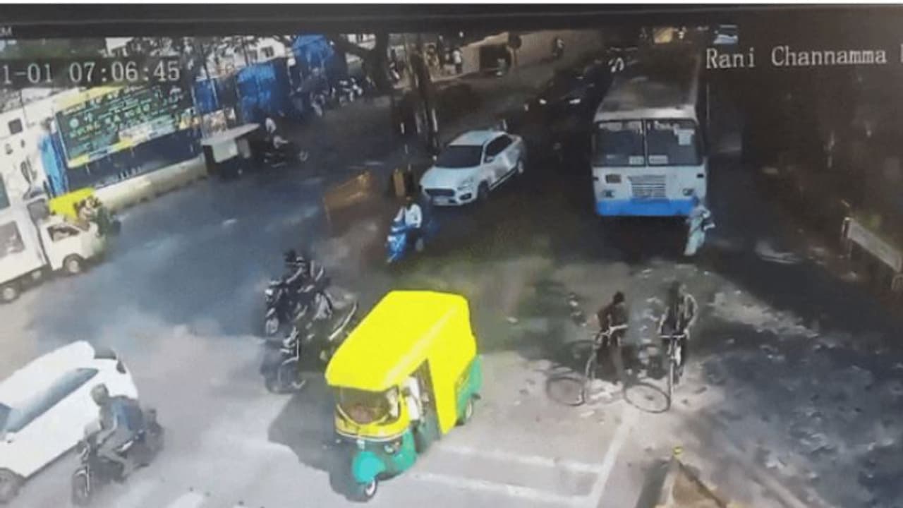 ബസിന്റെ അടിയിലേക്ക് വീണ് വയോധിക മരിച്ചു; അപകടം റോഡ് മുറിച്ചു കടക്കാന്‍ ശ്രമിക്കുമ്പോള്‍