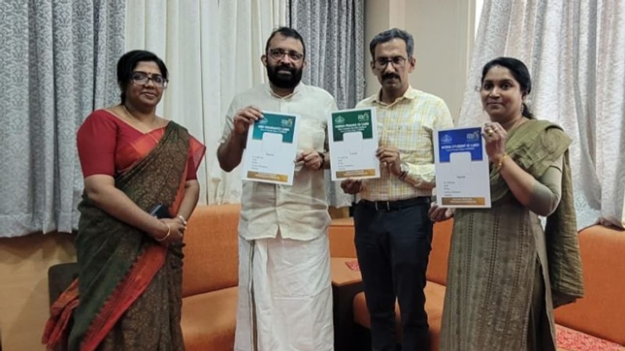 പ്രവാസികൾക്ക് തിരിച്ചറിയൽ കാർഡുകള് ഇനി പുതിയ രൂപത്തിൽ; കാലാവധി 3 വർഷം, വെബ്സൈറ്റ് വഴി അപേക്ഷ നൽകാം പ്രവാസികൾക്ക് തിരിച്ചറിയൽ കാർഡുകള് ഇനി പുതിയ രൂപത്തിൽ; കാലാവധി 3 വർഷം, വെബ്സൈറ്റ് വഴി അപേക്ഷ നൽകാം