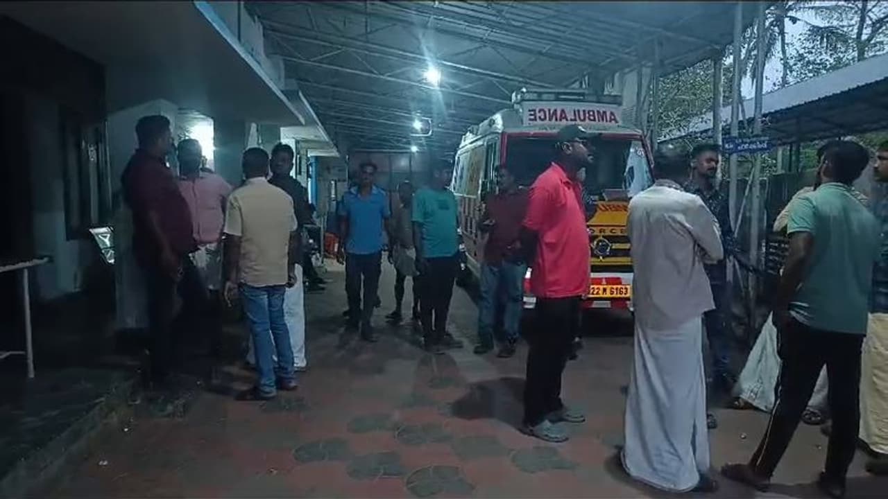 ഭക്ഷണം കഴിച്ച് വിശ്രമിക്കവെ കെഎസ്ഇബി ജീവനക്കാർക്കുനേരെ ആക്രമണം, മൂന്ന് പേർ ഗുരുതരാവസ്ഥയിൽ ഭക്ഷണം കഴിച്ച് വിശ്രമിക്കവെ കെഎസ്ഇബി ജീവനക്കാർക്കുനേരെ ആക്രമണം, മൂന്ന് പേർ ഗുരുതരാവസ്ഥയിൽ