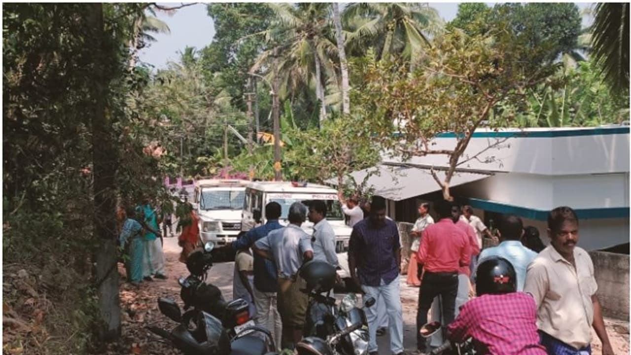 മഴയിൽ തകർന്ന അംഗൻവാടിയുടെ മതിൽ പുനർനിർമിക്കുന്നതിനെച്ചൊല്ലി സംഘർഷം; പ്രതിഷേധത്തിനൊടുവിൽ പിന്മാറി മഴയിൽ തകർന്ന അംഗൻവാടിയുടെ മതിൽ പുനർനിർമിക്കുന്നതിനെച്ചൊല്ലി സംഘർഷം; പ്രതിഷേധത്തിനൊടുവിൽ പിന്മാറി