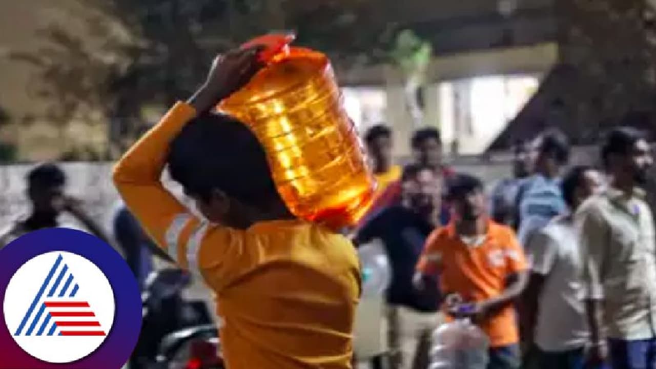 ನಗರದಲ್ಲಿ ನೀರಿನ ಕೊರತೆ ಇಲ್ಲ ಎಂದ ಡಿಕೆಶಿ; ಇತ್ತ ಬೆಳಗಿನ ಟಾಯ್ಲೆಟ್ಗೂ ನೀರಿಲ್ಲದೆ ಬೆಂಗಳೂರು ತೊರೆಯುತ್ತಿದ್ದಾರೆ ಟೆಕ್ಕಿಗಳು! ನಗರದಲ್ಲಿ ನೀರಿನ ಕೊರತೆ ಇಲ್ಲ ಎಂದ ಡಿಕೆಶಿ; ಇತ್ತ ಬೆಳಗಿನ ಟಾಯ್ಲೆಟ್ಗೂ ನೀರಿಲ್ಲದೆ ಬೆಂಗಳೂರು ತೊರೆಯುತ್ತಿದ್ದಾರೆ ಟೆಕ್ಕಿಗಳು!