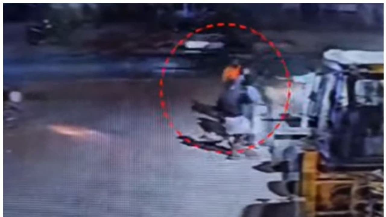 കൊല്ലം ചിതറയിൽ ജെസിബി ഓപ്പറേറ്റർക്ക് വെട്ടേറ്റു; പ്രതിക്കായി തെരച്ചില് ഊര്ജിതം കൊല്ലം ചിതറയിൽ ജെസിബി ഓപ്പറേറ്റർക്ക് വെട്ടേറ്റു; പ്രതിക്കായി തെരച്ചില് ഊര്ജിതം