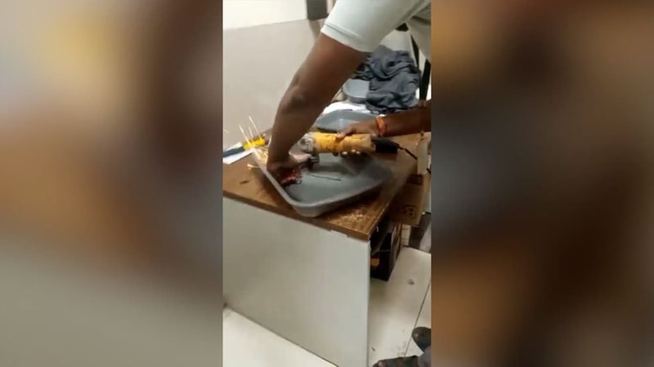 സംശയം തോന്നുന്ന ഒന്നും ബാഗിലില്ല; തിരിച്ചിട്ടും മറിച്ചിട്ടും നോക്കി, ആകെ ഒരു നെബുലൈസർ മാത്രം; ഒടുവിൽ... സംശയം തോന്നുന്ന ഒന്നും ബാഗിലില്ല; തിരിച്ചിട്ടും മറിച്ചിട്ടും നോക്കി, ആകെ ഒരു നെബുലൈസർ മാത്രം; ഒടുവിൽ...