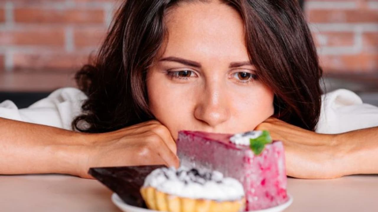 ഭക്ഷണത്തിന് ശേഷം മധുരം കഴിക്കാന് കൊതി തോന്നാറുണ്ടോ? കാരണം ഇതാകാം... ഭക്ഷണത്തിന് ശേഷം മധുരം കഴിക്കാന് കൊതി തോന്നാറുണ്ടോ? കാരണം ഇതാകാം...