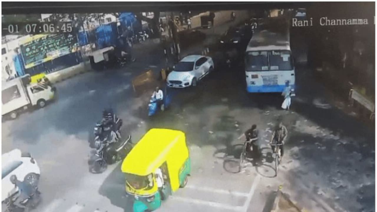 റോഡ് മുറിച്ചു കടക്കാൻ ശ്രമിക്കുന്നതിനിടെ ശരീരത്തിലൂടെ ബസ്സ് കയറിയിറങ്ങി; വയോധികയ്ക്ക് ദാരുണാന്ത്യം റോഡ് മുറിച്ചു കടക്കാൻ ശ്രമിക്കുന്നതിനിടെ ശരീരത്തിലൂടെ ബസ്സ് കയറിയിറങ്ങി; വയോധികയ്ക്ക് ദാരുണാന്ത്യം