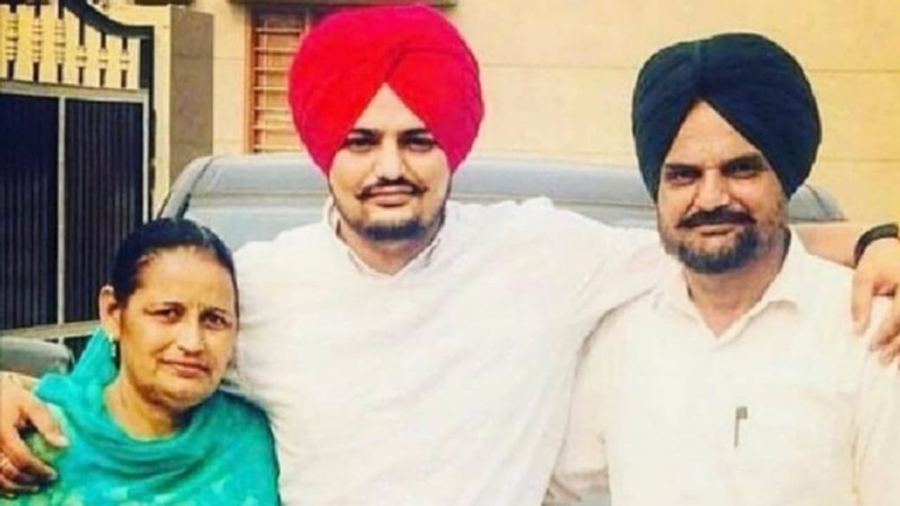 ಸಿಧು ಮೂಸೆವಾಲಾ ಅಮ್ಮ ಗರ್ಭಿಣಿ ಅಲ್ವಾ? 58ರ ಹರೆಯದ ಪತ್ನಿ ಬಗ್ಗೆ ಗಾಯಕನ ತಂದೆ ಹೇಳಿದ್ದೇನು? ಸಿಧು ಮೂಸೆವಾಲಾ ಅಮ್ಮ ಗರ್ಭಿಣಿ ಅಲ್ವಾ? 58ರ ಹರೆಯದ ಪತ್ನಿ ಬಗ್ಗೆ ಗಾಯಕನ ತಂದೆ ಹೇಳಿದ್ದೇನು?