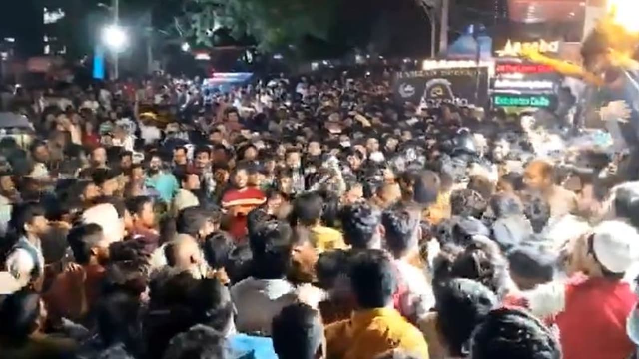 Hyderabad: Lathicharge after crowd gathered for free Haleem during Ramzan; WATCH viral video Hyderabad: Lathicharge after crowd gathered for free Haleem during Ramzan; WATCH viral video