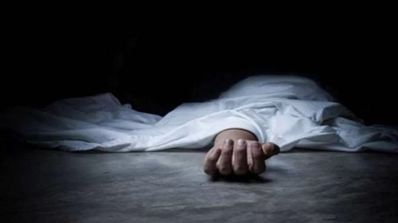 'डैड', ड्रग्स और मौत: Bengaluru में बंगाल की लड़की का सड़ा हुआ निर्वस्त्र शव मिला, क्या है माजरा? 'डैड', ड्रग्स और मौत: Bengaluru में बंगाल की लड़की का सड़ा हुआ निर्वस्त्र शव मिला, क्या है माजरा?