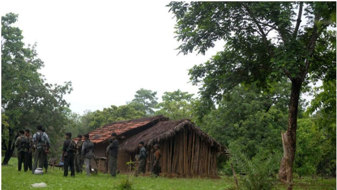 ഉൾക്കാട്ടിൽ ഹിന്ദി സംസാരിക്കുന്ന യുവതി, സർവ സന്നാഹവുമായി പൊലീസ്; പിന്നീട് സംഭവിച്ചത് ട്വിസ്റ്റ് ഉൾക്കാട്ടിൽ ഹിന്ദി സംസാരിക്കുന്ന യുവതി, സർവ സന്നാഹവുമായി പൊലീസ്; പിന്നീട് സംഭവിച്ചത് ട്വിസ്റ്റ്