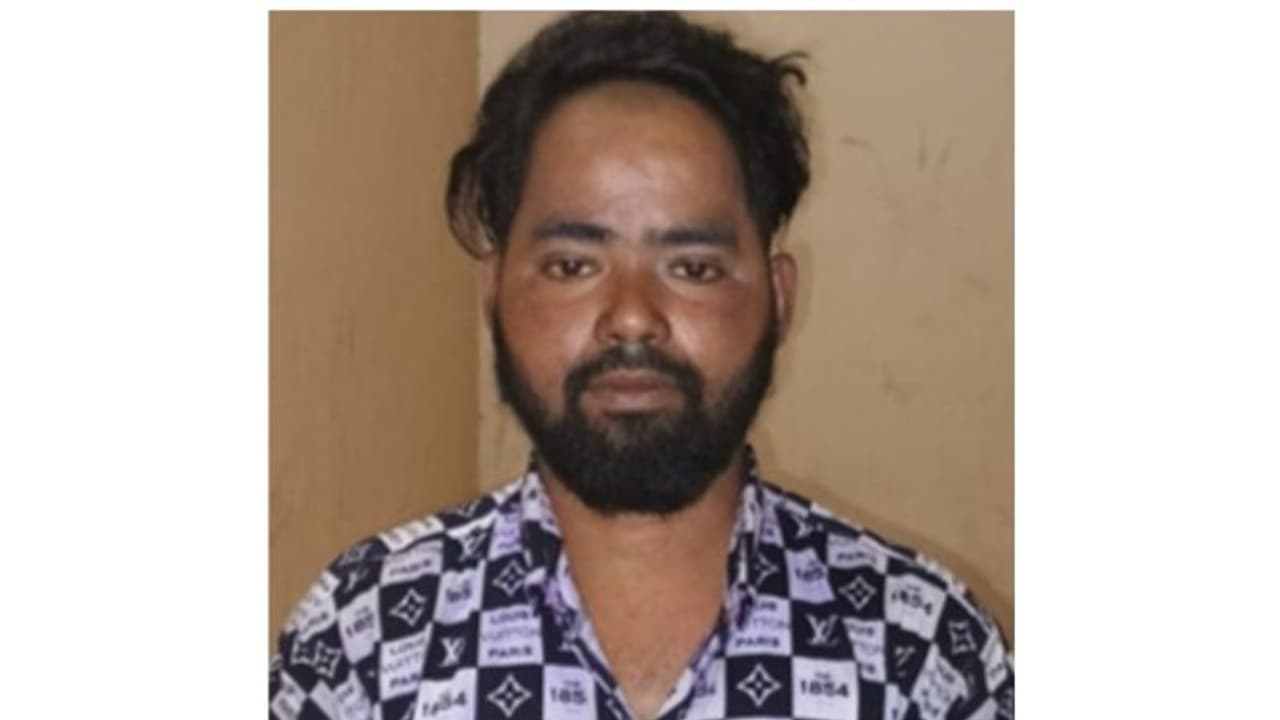 ഇതര സംസ്ഥാന തൊഴിലാളികൾക്കിടയിലെ 'ജാദൂക്കർ ഭായി' എറണാകുളത്ത് പിടിയിൽ; കുടുങ്ങിയത് അധികൃതരുടെ രഹസ്യ ഓപ്പറേഷനിൽ ഇതര സംസ്ഥാന തൊഴിലാളികൾക്കിടയിലെ 'ജാദൂക്കർ ഭായി' എറണാകുളത്ത് പിടിയിൽ; കുടുങ്ങിയത് അധികൃതരുടെ രഹസ്യ ഓപ്പറേഷനിൽ