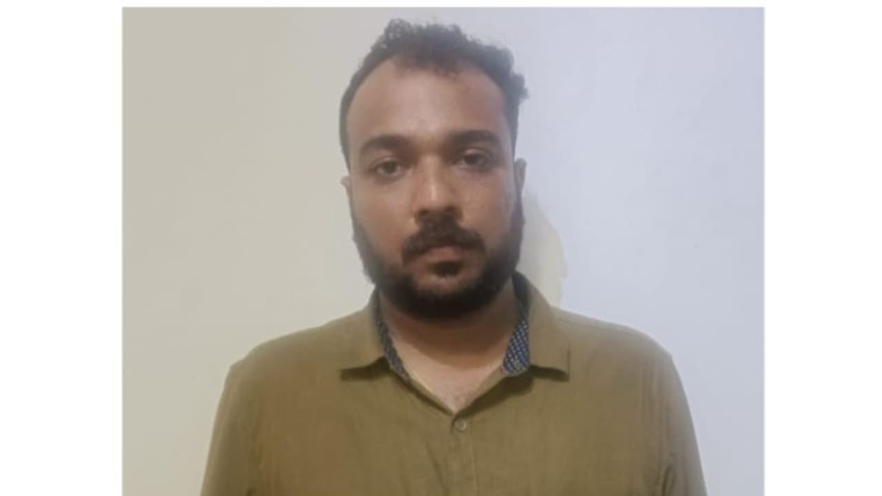 തൃശൂരിൽ വിളവ് തിന്നത് വേലിതന്നെ; പണമിടപാട് സ്ഥാപനം കുത്തിത്തുറന്ന് 32 ലക്ഷം കവർന്ന കേസിൽ മാനേജർ അറസ്റ്റിൽ തൃശൂരിൽ വിളവ് തിന്നത് വേലിതന്നെ; പണമിടപാട് സ്ഥാപനം കുത്തിത്തുറന്ന് 32 ലക്ഷം കവർന്ന കേസിൽ മാനേജർ അറസ്റ്റിൽ