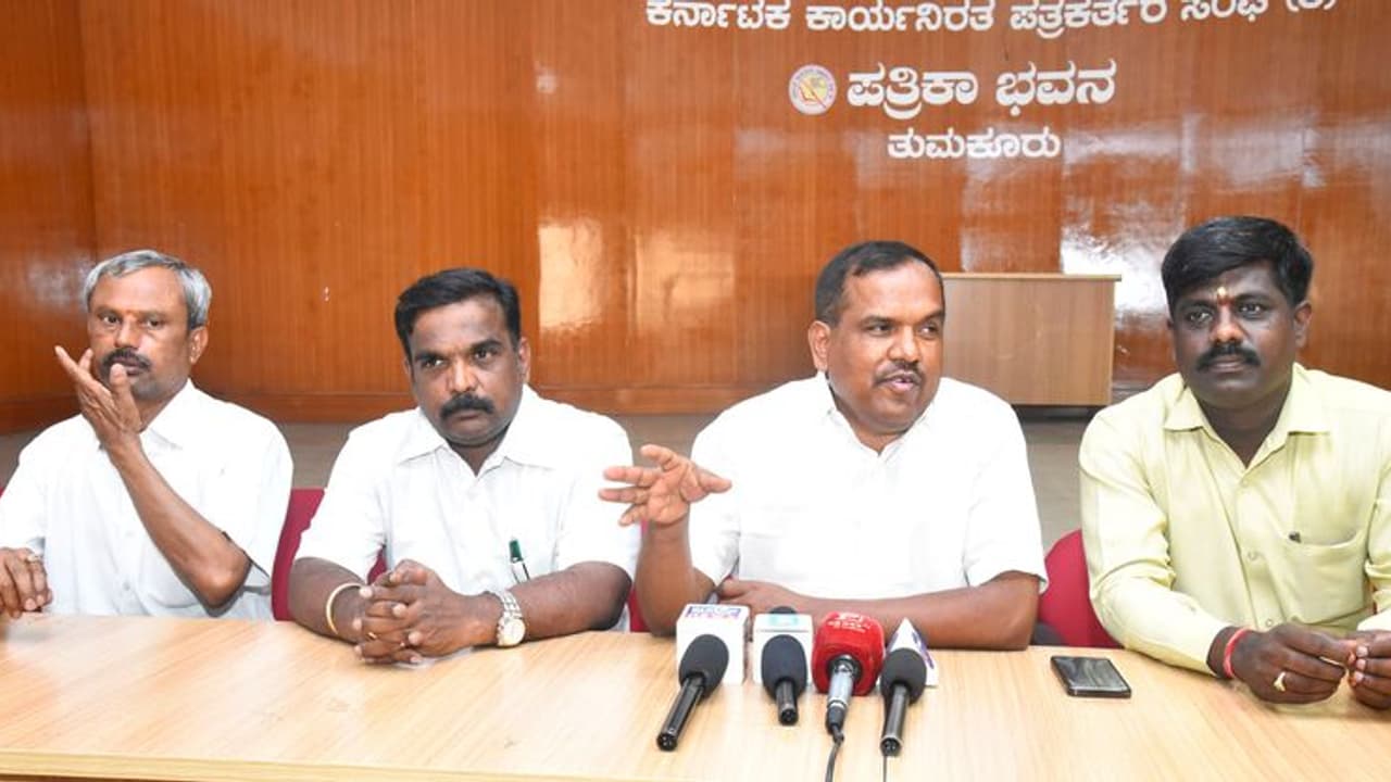 ವೈ.ಎ.ಎನ್ ಮತ್ತೆ ಅವಕಾಶ ಕೇಳುವ ನೈತಿಕತೆಯಿಲ್ಲ : ಲೋಕೇಶ್ ತಾಳಿಕಟ್ಟೆ ವೈ.ಎ.ಎನ್ ಮತ್ತೆ ಅವಕಾಶ ಕೇಳುವ ನೈತಿಕತೆಯಿಲ್ಲ : ಲೋಕೇಶ್ ತಾಳಿಕಟ್ಟೆ