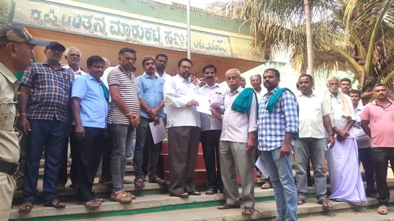 ಕೊಬ್ಬರಿ ಖರೀದಿ ನೋಂದಣಿಗೆ ಮತ್ತೆ ಅವಕಾಶ ಕಲ್ಪಿಸಲು ಒತ್ತಾಯ ಕೊಬ್ಬರಿ ಖರೀದಿ ನೋಂದಣಿಗೆ ಮತ್ತೆ ಅವಕಾಶ ಕಲ್ಪಿಸಲು ಒತ್ತಾಯ