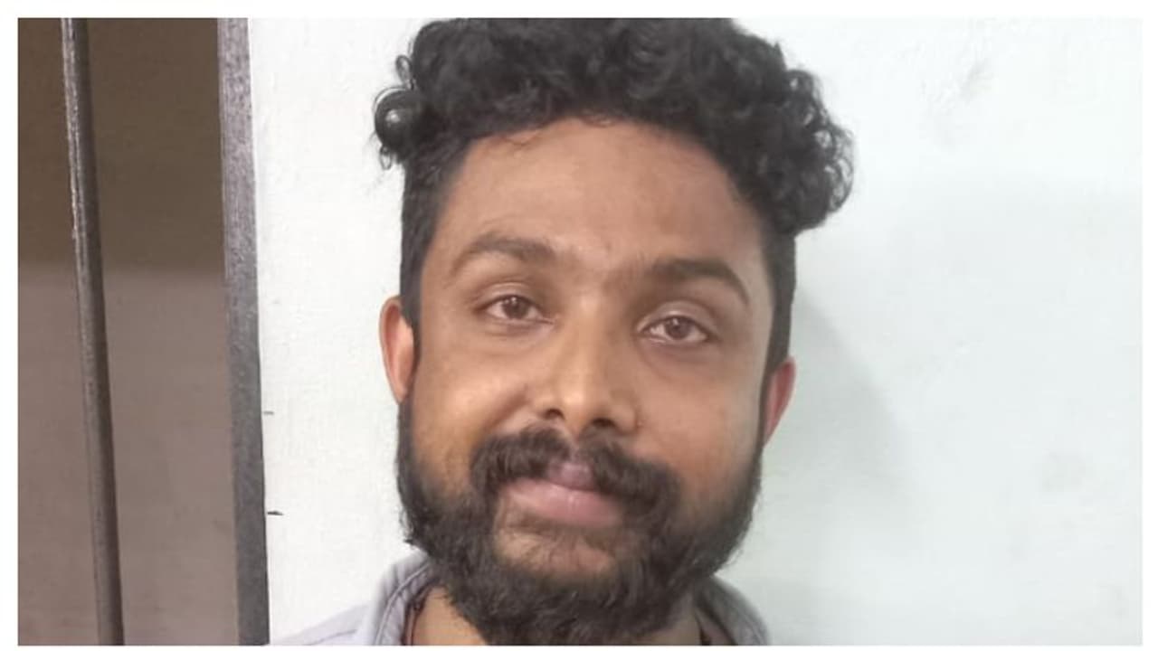 യുകെയിൽ ജോലി തരപ്പെടുത്താമെന്ന് വാഗ്ദാനം, തട്ടിയത് മൂന്ന് ലക്ഷം, ഒടുവിൽ യുവാവ് അറസ്റ്റിൽ യുകെയിൽ ജോലി തരപ്പെടുത്താമെന്ന് വാഗ്ദാനം, തട്ടിയത് മൂന്ന് ലക്ഷം, ഒടുവിൽ യുവാവ് അറസ്റ്റിൽ