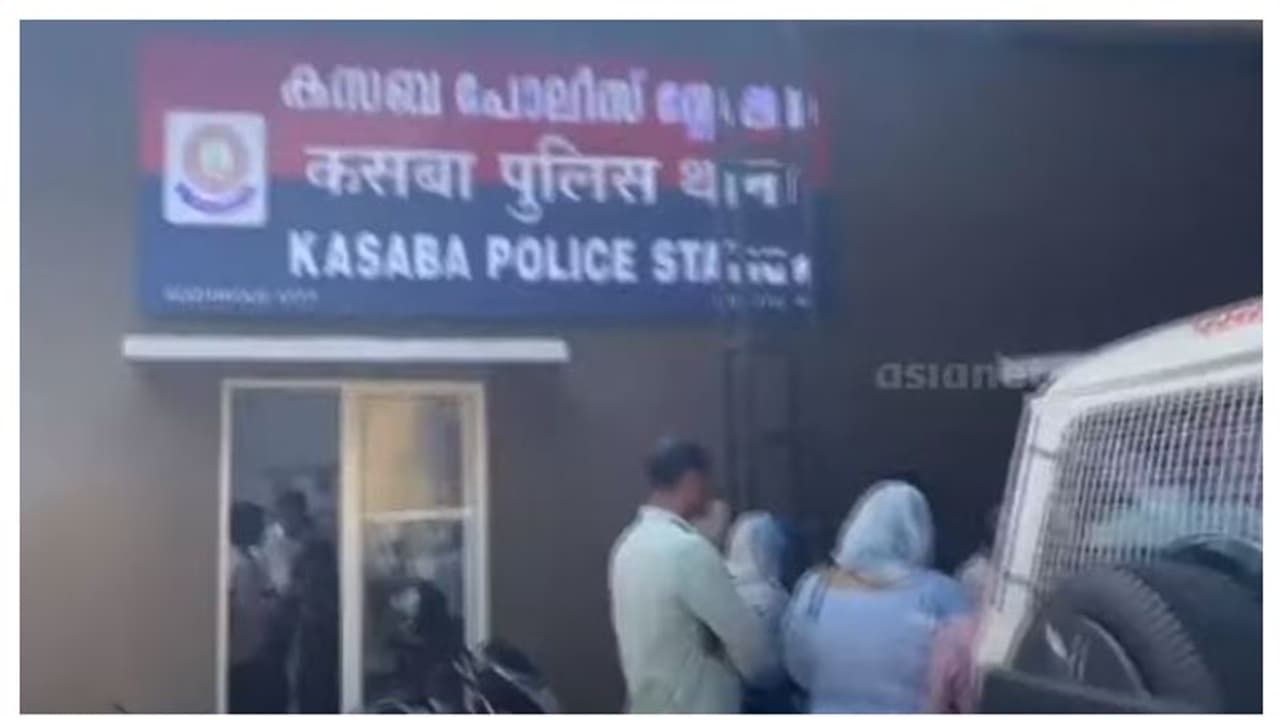 കോഴ്സിനായി വാങ്ങിയത് ലക്ഷങ്ങള്; പണം തിരികെ ചോദിച്ച വിദ്യാര്ത്ഥികള്ക്ക് ഭീഷണി, മാനേജർ അറസ്റ്റിൽ കോഴ്സിനായി വാങ്ങിയത് ലക്ഷങ്ങള്; പണം തിരികെ ചോദിച്ച വിദ്യാര്ത്ഥികള്ക്ക് ഭീഷണി, മാനേജർ അറസ്റ്റിൽ