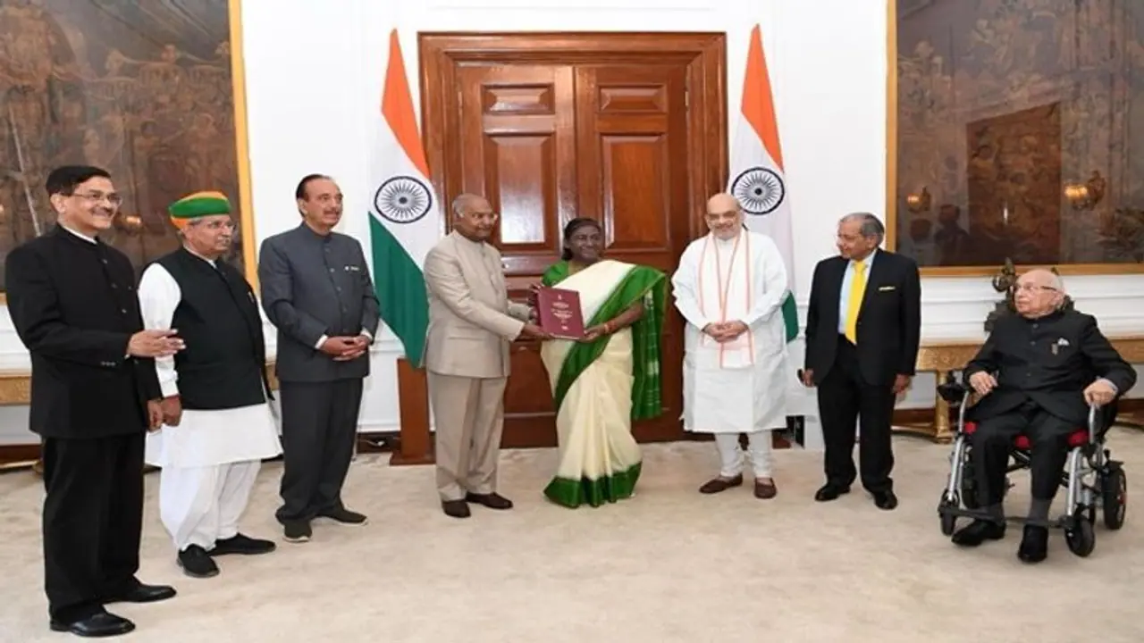 ஒரே நாடு ஒரே தேர்தல் நடத்தலாம்: குடியரசுத் தலைவரிடம் அறிக்கையை சமர்ப்பித்த உயர் மட்ட குழு! ஒரே நாடு ஒரே தேர்தல் நடத்தலாம்: குடியரசுத் தலைவரிடம் அறிக்கையை சமர்ப்பித்த உயர் மட்ட குழு!