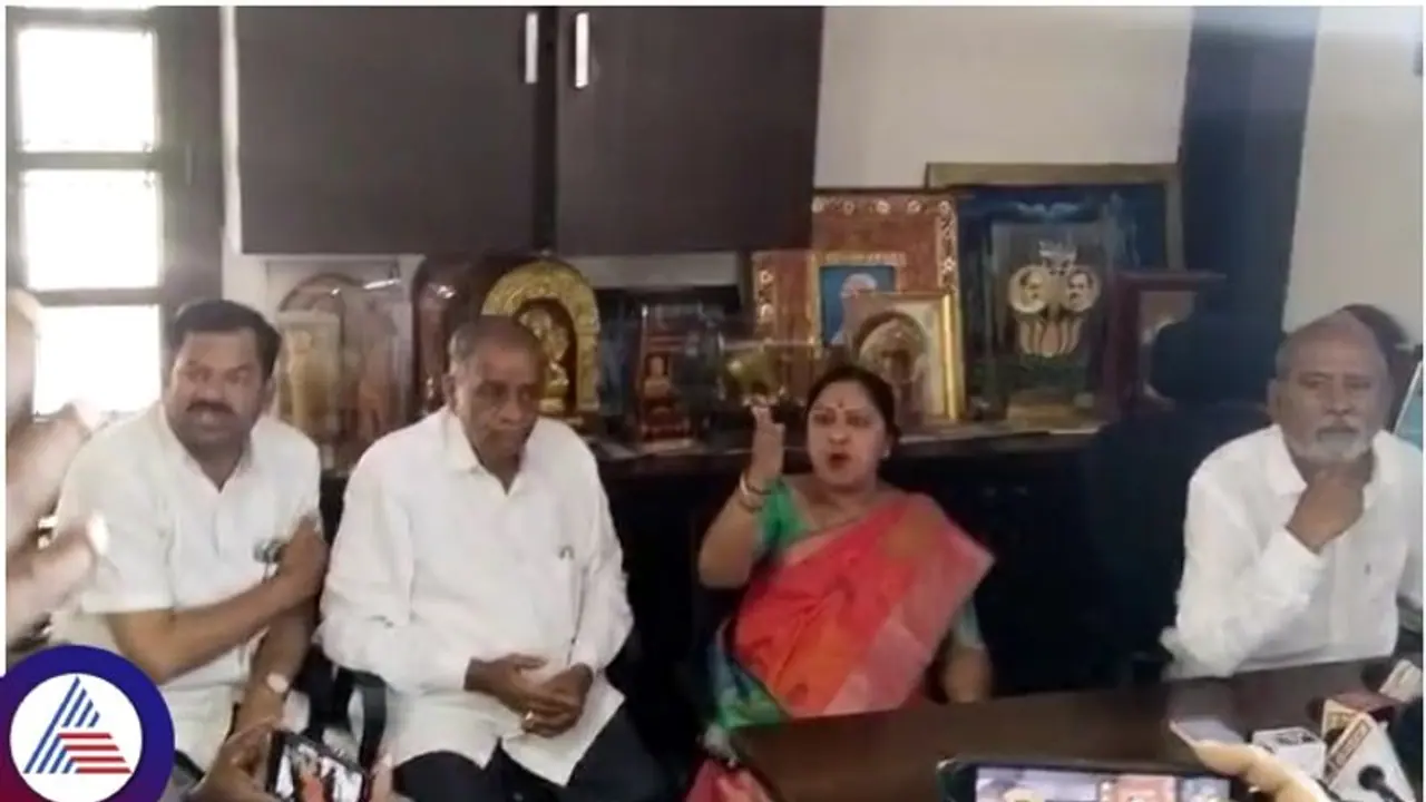 ಕೊಪ್ಪಳ ಸಂಸದ ಕರಡಿ ಸಂಗಣ್ಣ ಬೆಂಬಲಿಗರಿಗೆ ಬೂಟು ತಗೊಂಡು ಹೊಡಿತೀನಿ ಎಂದ ಎಂಎಲ್ಸಿ ಹೇಮಲತಾ ನಾಯಕ್! ಕೊಪ್ಪಳ ಸಂಸದ ಕರಡಿ ಸಂಗಣ್ಣ ಬೆಂಬಲಿಗರಿಗೆ ಬೂಟು ತಗೊಂಡು ಹೊಡಿತೀನಿ ಎಂದ ಎಂಎಲ್ಸಿ ಹೇಮಲತಾ ನಾಯಕ್!