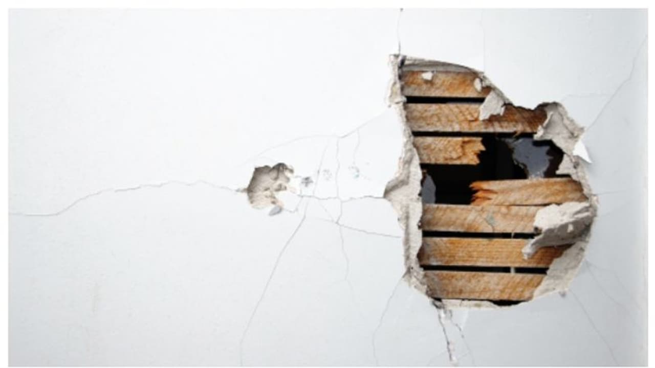 ചുമര്‍ പെയിന്‍റ് അടിച്ചതിന് പിന്നാലെ വിചിത്ര ശബ്ദങ്ങള്‍; ഭയന്ന യുവതി പോലീസിനെ വിളിച്ചു, പിന്നീട് സംഭവിച്ചത് 