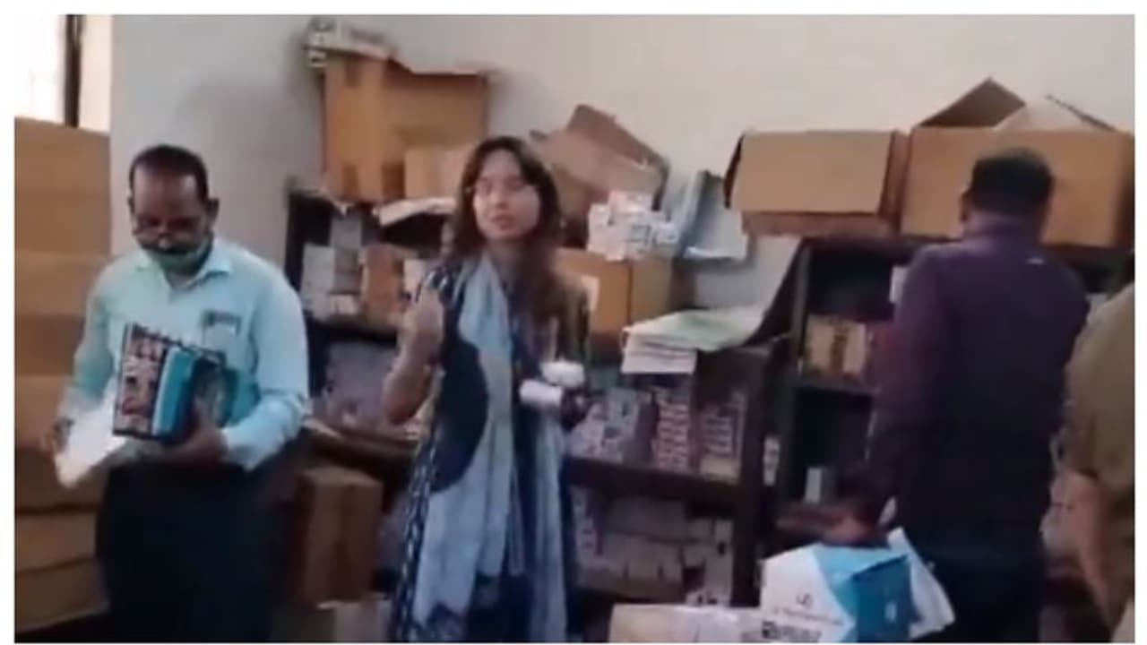 യുപിയില്‍ പര്‍ദയിട്ട് വേഷം മാറി ആശുപത്രിയിലെത്തി; ഫാര്‍മസിയിലെ ആ കാഴ്ച കളക്ടറെ അക്ഷരാര്‍ത്ഥത്തിൽ ഞെട്ടിച്ചു 