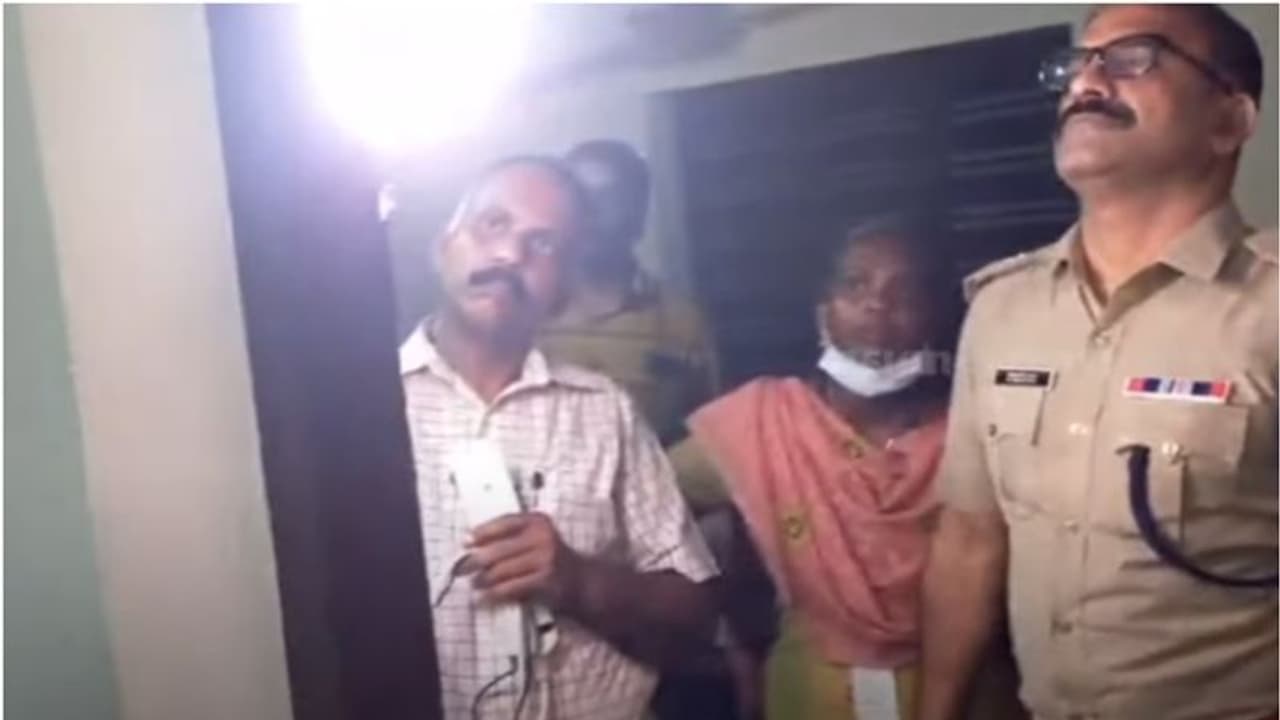 വീട്ടിലാരുമില്ല, വൈക്കത്ത് വീടിന്റെ ഓട് പൊളിച്ച് അകത്തുകടന്ന സംഘം കവർന്നത് 70 പവൻ സ്വർണം വീട്ടിലാരുമില്ല, വൈക്കത്ത് വീടിന്റെ ഓട് പൊളിച്ച് അകത്തുകടന്ന സംഘം കവർന്നത് 70 പവൻ സ്വർണം