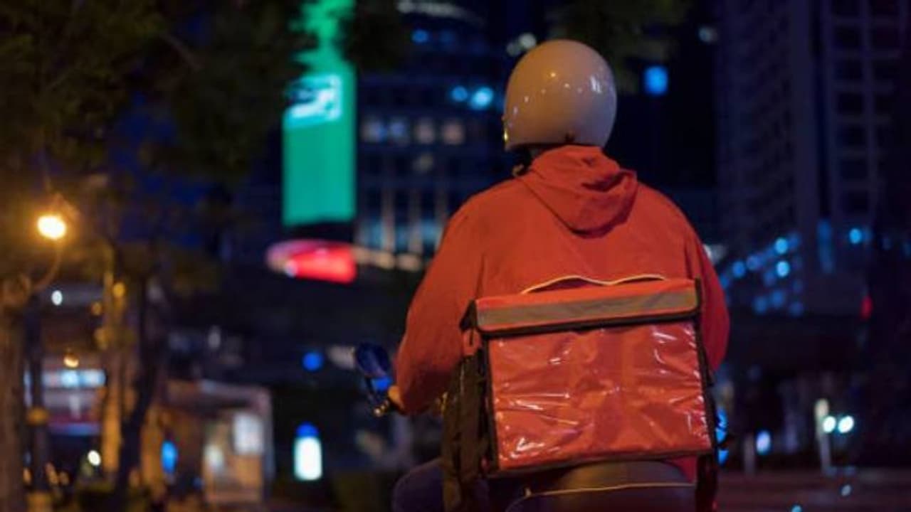 5 കോടി ലോട്ടറിയടിച്ചിട്ടും പിറ്റേന്നും പണി മുടക്കാതെ തൊഴിലാളി, തൊഴിലുപേക്ഷിക്കില്ലെന്നും യുവാവ് 5 കോടി ലോട്ടറിയടിച്ചിട്ടും പിറ്റേന്നും പണി മുടക്കാതെ തൊഴിലാളി, തൊഴിലുപേക്ഷിക്കില്ലെന്നും യുവാവ്