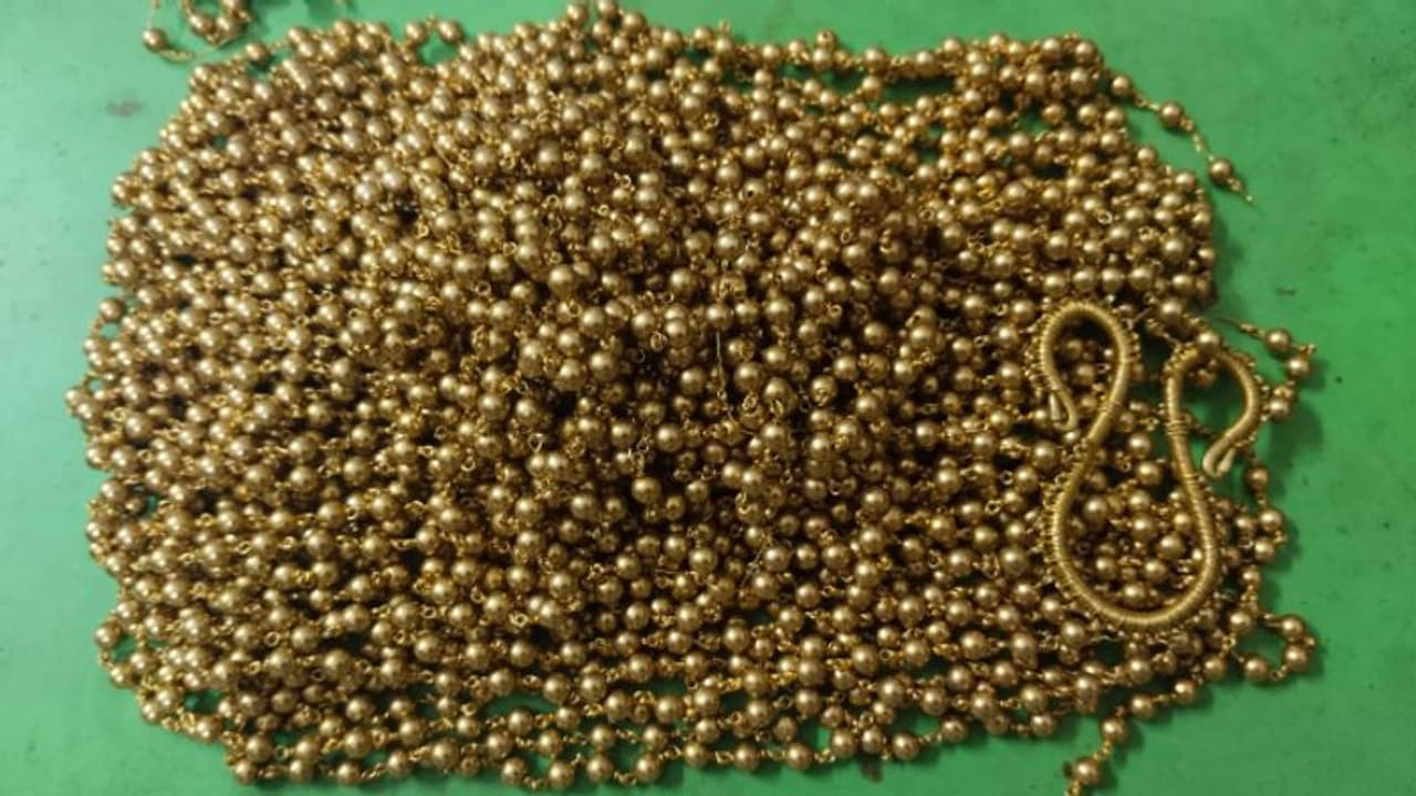 ഒരേ വലിപ്പത്തിൽ മണികൾ കോര്‍ത്ത നീണ്ട മാല; കൊളുത്തിന് അസാധാരണ വലിപ്പം, വയനാട്ടിൽ 1.6 കിലോ സ്വര്‍ണം പിടിച്ചു