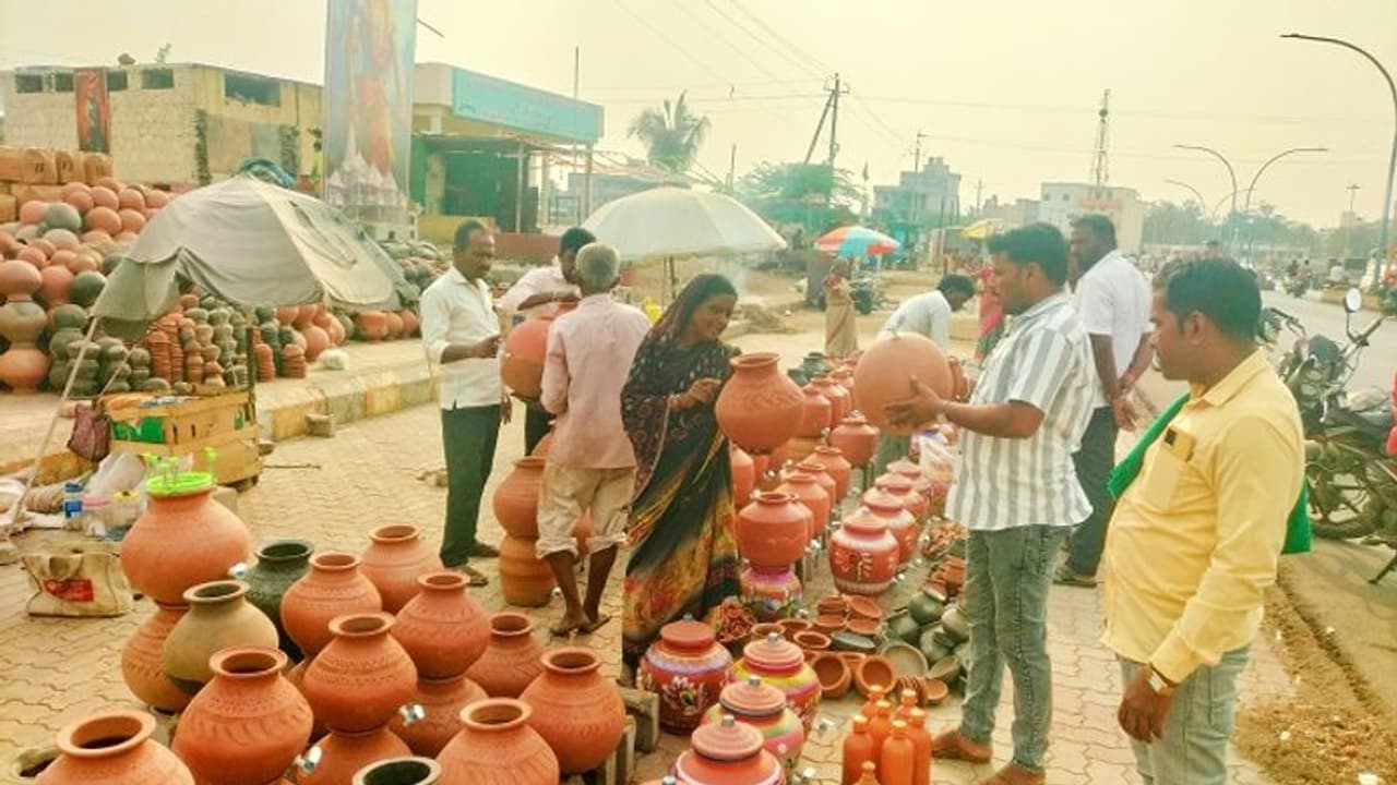 ಅಥಣಿ: ಬಿಸಿಲಿನ ತಾಪಕ್ಕೆ ಬಸವಳಿದ ಜನತೆ, ಬಡವರ ಫ್ರಿಡ್ಜ್ಗೆ ಭಾರೀ ಡಿಮ್ಯಾಂಡ್..! ಅಥಣಿ: ಬಿಸಿಲಿನ ತಾಪಕ್ಕೆ ಬಸವಳಿದ ಜನತೆ, ಬಡವರ ಫ್ರಿಡ್ಜ್ಗೆ ಭಾರೀ ಡಿಮ್ಯಾಂಡ್..!