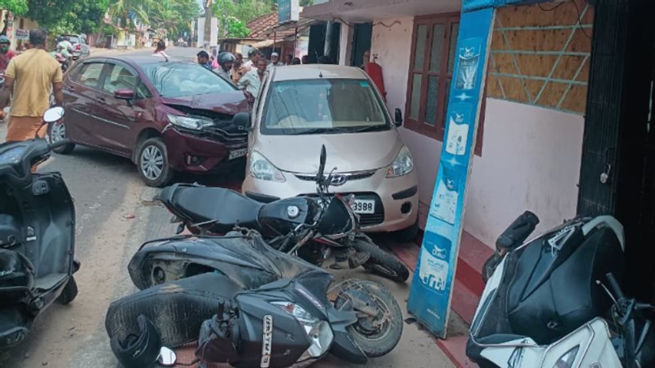 നിയന്ത്രണം വിട്ട കാര് നിര്ത്തിയിട്ട വാഹനങ്ങളിലേക്ക് ഇടിച്ചു കയറി; ഒഴിവായത് വന് അപകടം നിയന്ത്രണം വിട്ട കാര് നിര്ത്തിയിട്ട വാഹനങ്ങളിലേക്ക് ഇടിച്ചു കയറി; ഒഴിവായത് വന് അപകടം