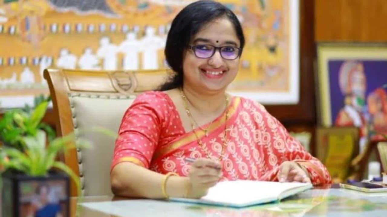 ദിവ്യ എസ് അയ്യരുടെ വിവാദ പോസ്റ്റ്; അശ്ലീല കമന്റിട്ട ദളിത് കോൺഗ്രസ് നേതാവിന് സസ്പെൻഷൻ ദിവ്യ എസ് അയ്യരുടെ വിവാദ പോസ്റ്റ്; അശ്ലീല കമന്റിട്ട ദളിത് കോൺഗ്രസ് നേതാവിന് സസ്പെൻഷൻ