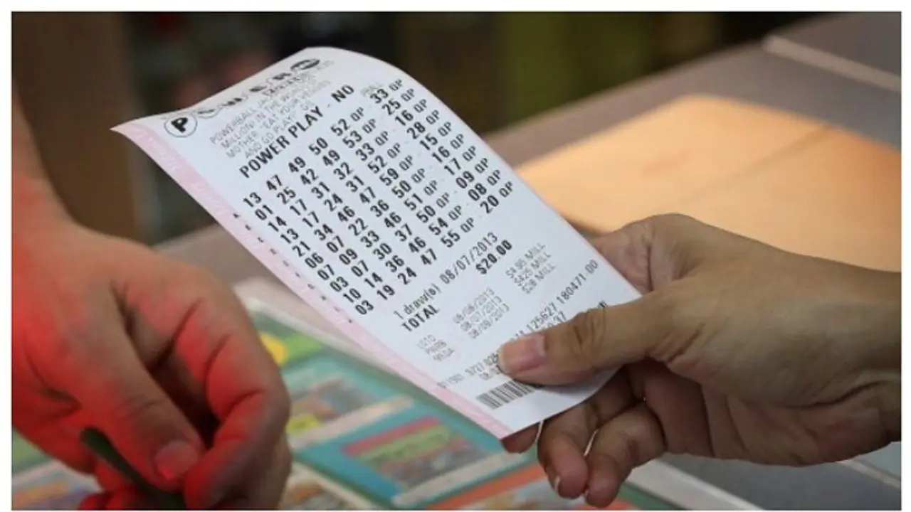 ഭാഗ്യം തേടി ലോട്ടറി എടുത്തത് 12 വർഷം; ഒടുവിൽ ഇന്ത്യക്കാരിക്ക് അടിച്ചത് 8 കോടിയുടെ ദുബായ് ഡ്യൂട്ടി ഫ്രി ലോട്ടറി