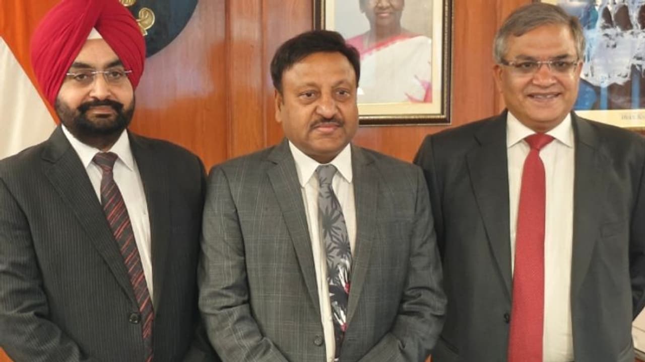 പുതിയ തെരഞ്ഞെടുപ്പ് കമ്മീഷണർമാർ ചുമതലയേറ്റു; തെരഞ്ഞെടുപ്പ് തീയതിയെക്കുറിച്ച് ആലോചിക്കാൻ യോഗം ഉടൻ പുതിയ തെരഞ്ഞെടുപ്പ് കമ്മീഷണർമാർ ചുമതലയേറ്റു; തെരഞ്ഞെടുപ്പ് തീയതിയെക്കുറിച്ച് ആലോചിക്കാൻ യോഗം ഉടൻ