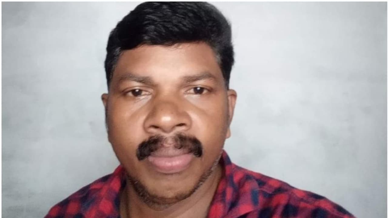 റോഡ് മുറിച്ച് കടക്കുന്നതിനിടെ കുതിച്ചെത്തിയ പിക്കപ്പ് ഇടിച്ച് തെറിപ്പിച്ചു, പാലക്കാട് സ്വദേശി മരിച്ചു റോഡ് മുറിച്ച് കടക്കുന്നതിനിടെ കുതിച്ചെത്തിയ പിക്കപ്പ് ഇടിച്ച് തെറിപ്പിച്ചു, പാലക്കാട് സ്വദേശി മരിച്ചു