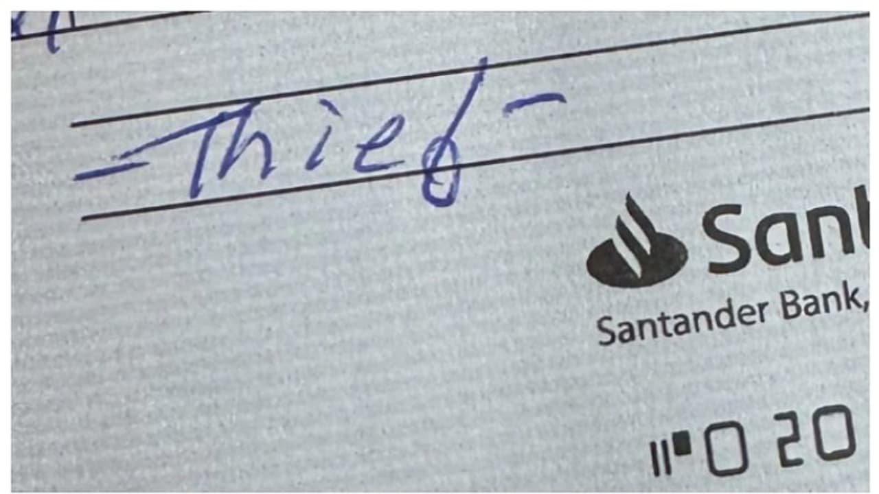 ശമ്പളം മോഷ്ടിച്ചെന്ന് പരാതി പറഞ്ഞു; മുൻതൊഴിലുടമ ശമ്പള ചെക്കിൽ 'മോഷ്ടാവ്' എന്നെഴുതിയെന്ന് പാർക്കിൻസൺസ് രോഗി 