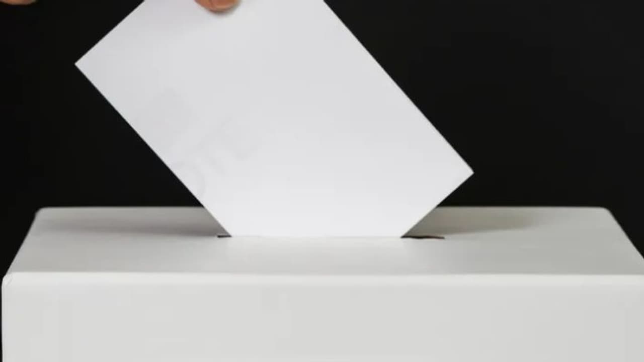 ആരാണ് സർവീസ് വോട്ടർമാർ; പങ്കാളിക്കും മക്കള്ക്കും ഇത് വഴി വോട്ട് ചെയ്യാനാകുമോ? ആരാണ് സർവീസ് വോട്ടർമാർ; പങ്കാളിക്കും മക്കള്ക്കും ഇത് വഴി വോട്ട് ചെയ്യാനാകുമോ?