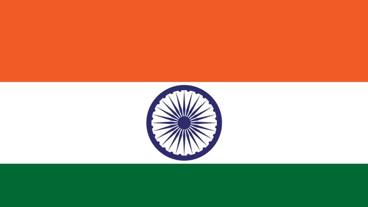 राष्ट्रीय ध्वज लगाने के नियम: जानिए कौन लगा सकता है गाड़ी पर तिरंगा और किन्हें होती है सजा