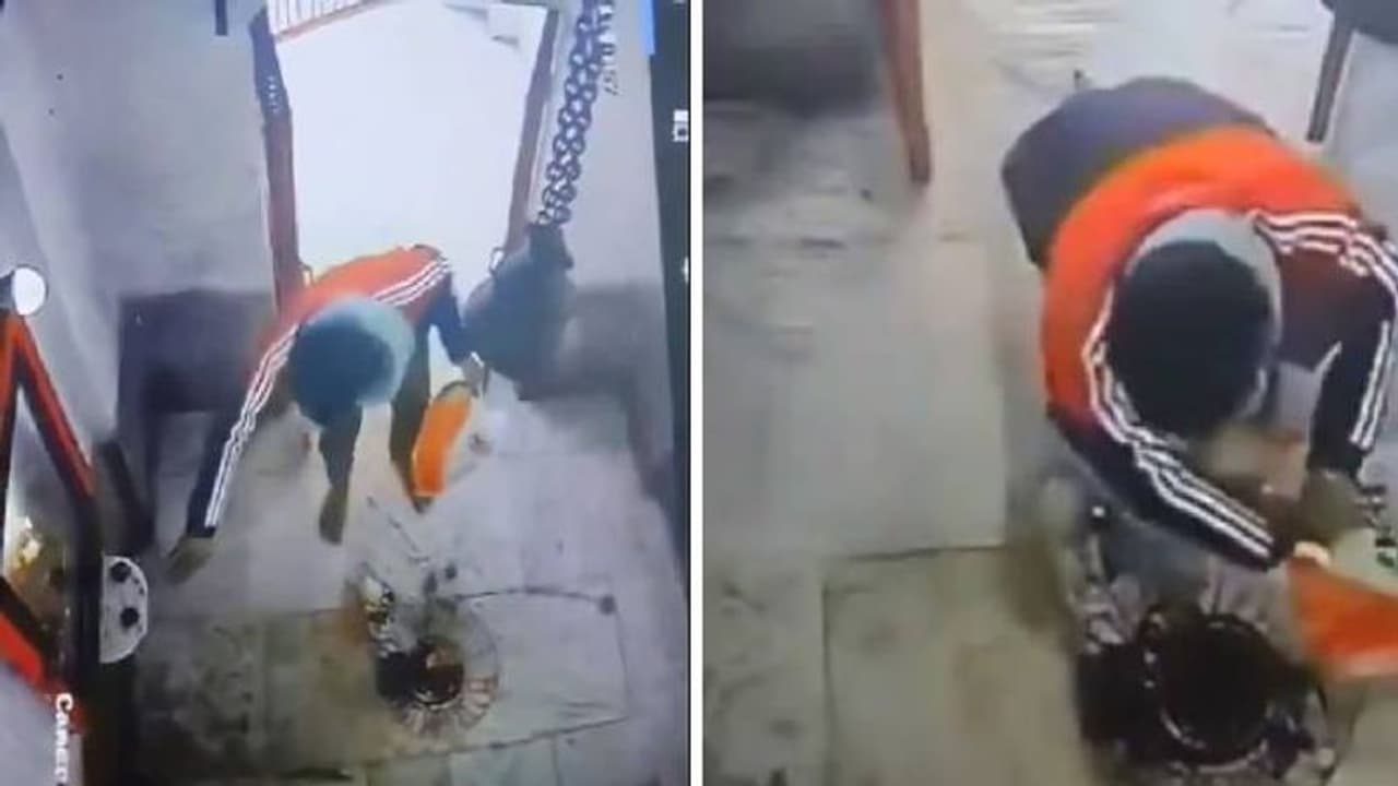 ഈശ്വരാ ഭ​ഗവാനേ രക്ഷിക്കണേ; 'പ്രാർത്ഥിച്ച്' മിനിറ്റുകൾക്കുള്ളിൽ വി​ഗ്രഹവുമായി മുങ്ങി കള്ളൻ, സിസിടിവി ദൃശ്യങ്ങൾ