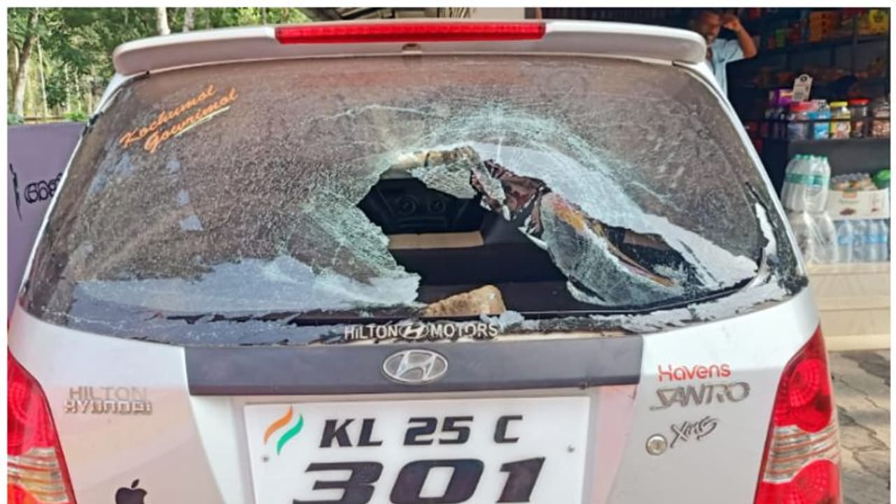 കാര്യം എന്തെന്ന് പോലും വ്യക്തതയില്ല; ഹെൽമറ്റ് ധരിച്ചെത്തി, സാൻട്രോ കാറിന്റെ ഗ്ലാസുകൾ അടിച്ചു തകർത്തു കാര്യം എന്തെന്ന് പോലും വ്യക്തതയില്ല; ഹെൽമറ്റ് ധരിച്ചെത്തി, സാൻട്രോ കാറിന്റെ ഗ്ലാസുകൾ അടിച്ചു തകർത്തു