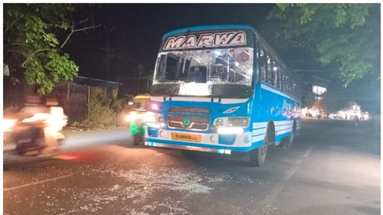 സ്വകാര്യ ബസിന് നേരെ കല്ലെറിഞ്ഞ് യുവാവ്; ചില്ല് പൂർണ്ണമായി തകർന്നു, സംഭവം പാലക്കാട്